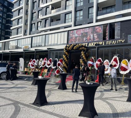 Alt Metin (Alt Text) Önerisi Elmas Catering’in açılış etkinliğinde dış mekanda dizilmiş çiçek sepetleri ve masa süslemeleriyle hazırlanan davet alanı, davetliler konuşurken ve etkinlik girişinde balon dekorasyonu yer alıyor.